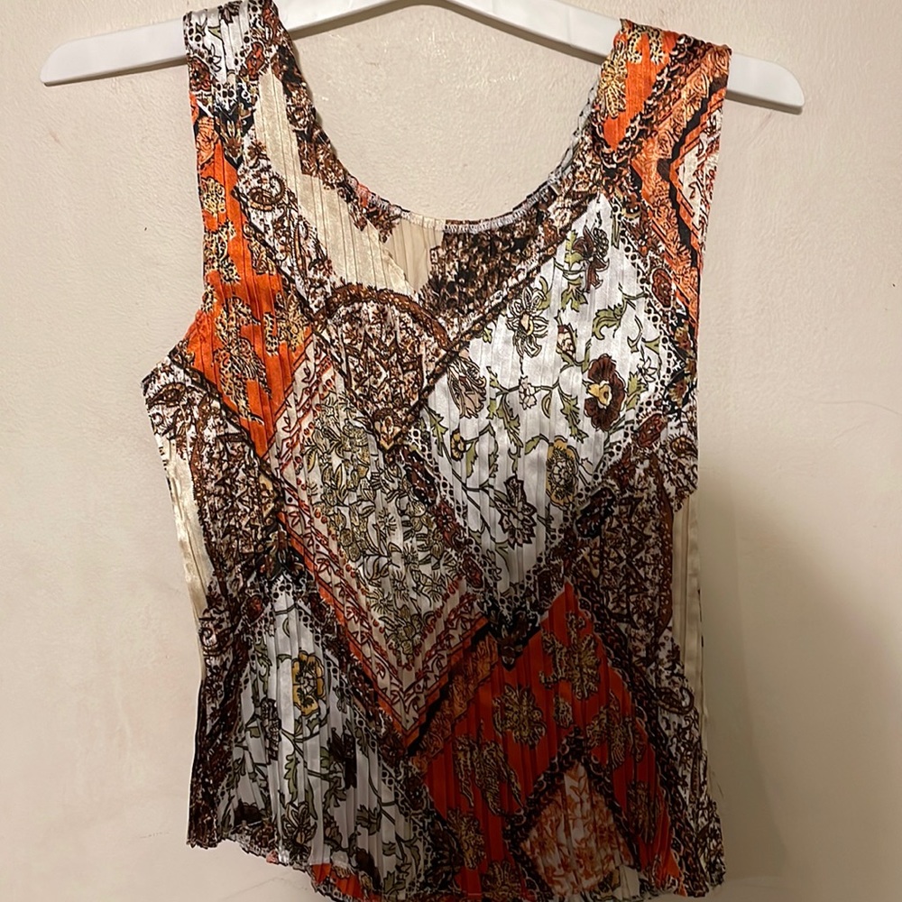 Woman’s silk tank top patterned size small in excellent condition